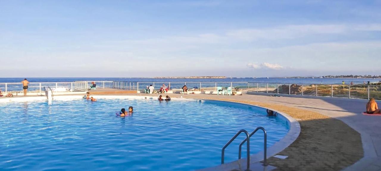 Front Line Unit 520 Ft2 - 48 M2, On Second Floor, Stunning Ocean View Apartment Cul de Sac Bagian luar foto