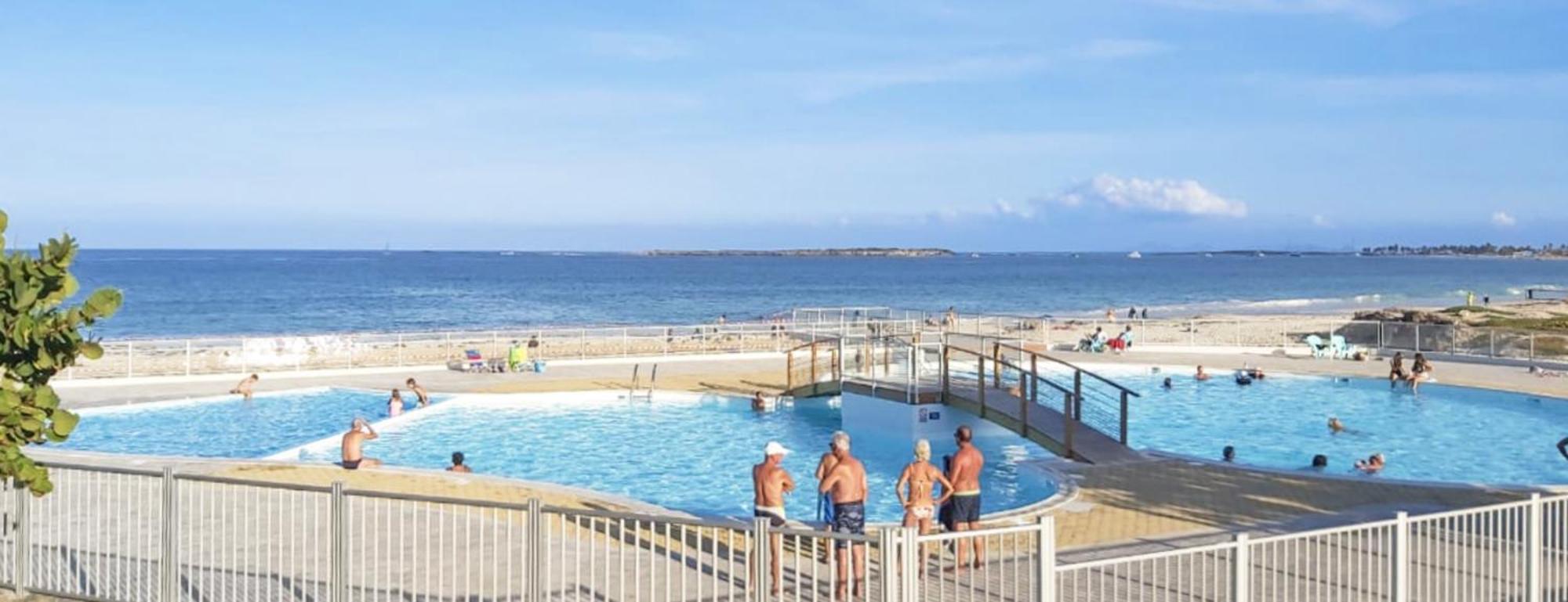 Front Line Unit 520 Ft2 - 48 M2, On Second Floor, Stunning Ocean View Apartment Cul de Sac Bagian luar foto